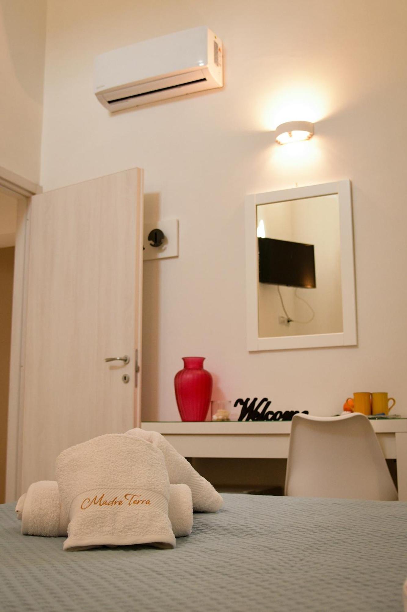 Madre Terra Airport Rooms And Suites Terrasini Exterior foto
